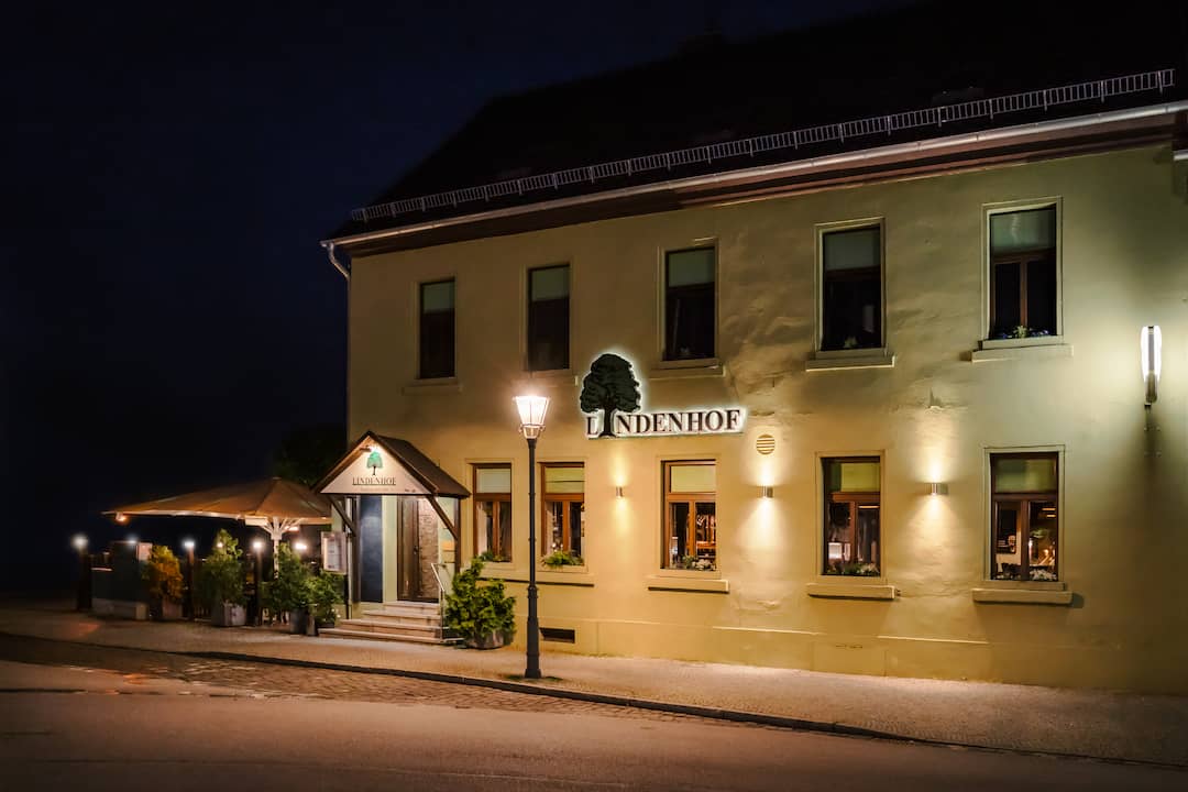 Außenansicht vom Lindenhof bei Nacht